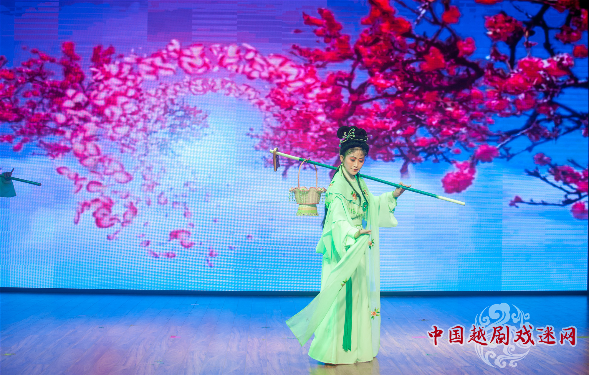 8·3《红楼梦·黛玉葬花》剧照3_副本.jpg