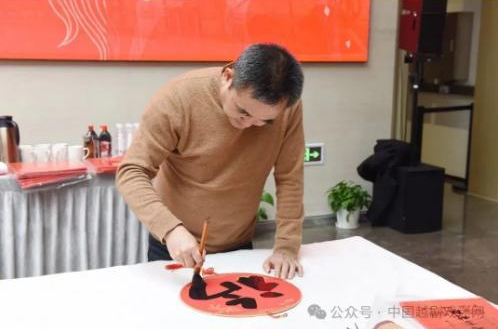 嵊州书法家2个小时，写了500个福、100副对联，送给各方来的爱越人